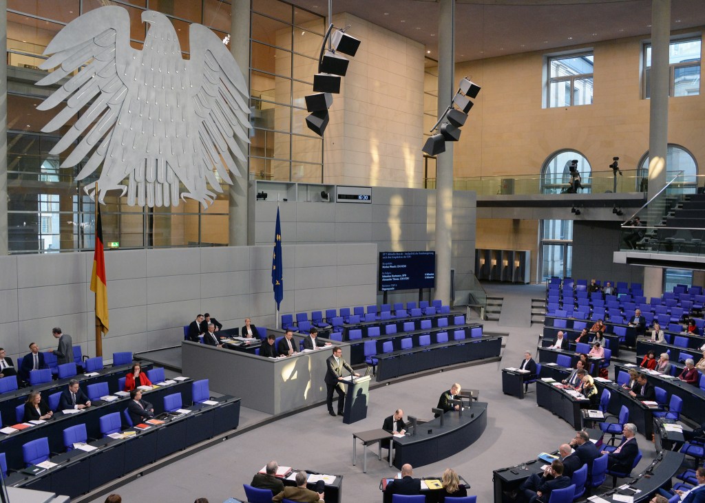 Plenarsitzung Deutscher Bundestag, 80. Sitzung.
Ein Mann am Rednerpult spricht zu Bundestagsabgeordneten.
